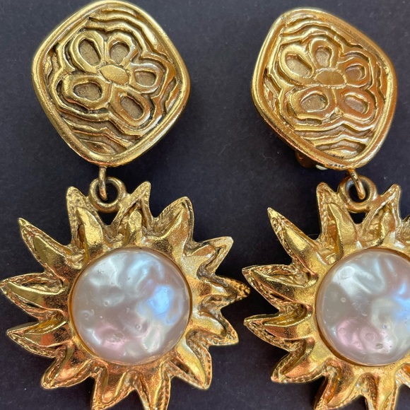 Chanel vintage gold plated faux pearl clip on earrings - Picture 2 of 6